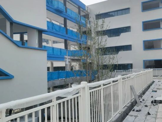 湖北襄陽金輝優步學府樓梯護(hù)欄百葉窗空調架項目(mù) 湖北襄陽金輝優步學府樓梯護欄(lán)百葉窗空調架項目