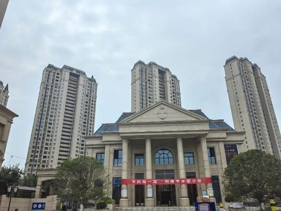 湖北襄陽(yáng)金輝優步學府樓梯護欄百葉窗空調架項目 湖北襄陽金輝優步學府(fǔ)樓梯護欄百葉窗空調架項目