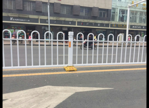 鋅（xīn）鋼護欄廠的京式（shì）道路護欄的特點